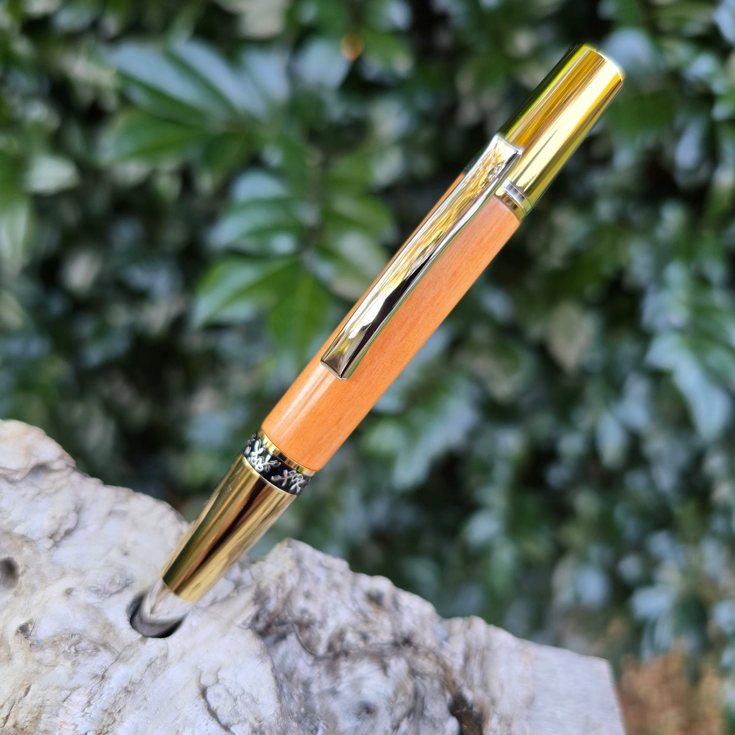 Tasmanian King Billy Elegant Beauty Twist Style Pen with Titanium Trim